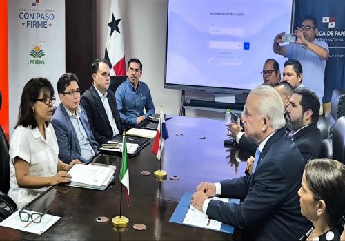 México avanza en el control del gusano barrenador mediante la producción de moscas estériles, con apoyo técnico de Panamá. La planta en Chiapas está casi lista y pronto producirá hasta 100 millones de insectos semanales con personal ya capacitado. México avanza en el control del gusano barrenador mediante la producción de moscas estériles, con apoyo técnico de Panamá. La planta en Chiapas está casi lista y pronto producirá hasta 100 millones de insectos semanales con personal ya capacitado.