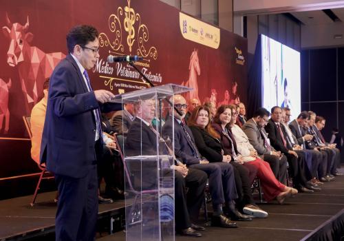 El Senasica y la FedMVZ entregaron los reconocimientos al Mérito Profesional y Gremial 2026 a José Rosales Martínez y Adelfa García Contreras, respectivamente, por su destacada trayectoria en favor de la salud animal en México. El Senasica y la FedMVZ entregaron los reconocimientos al Mérito Profesional y Gremial 2026 a José Rosales Martínez y Adelfa García Contreras, respectivamente, por su destacada trayectoria en favor de la salud animal en México.