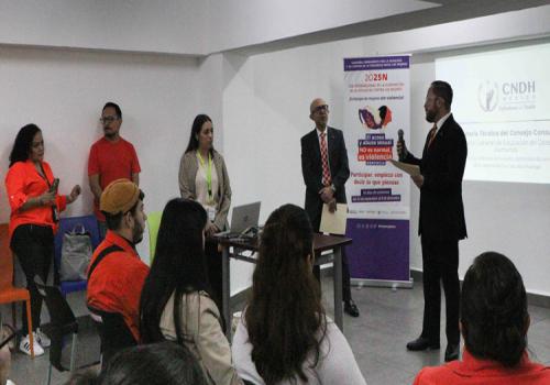 El mensaje central del evento enfatiza que el acoso y el abuso sexual no son conductas normales, sino expresiones de violencia