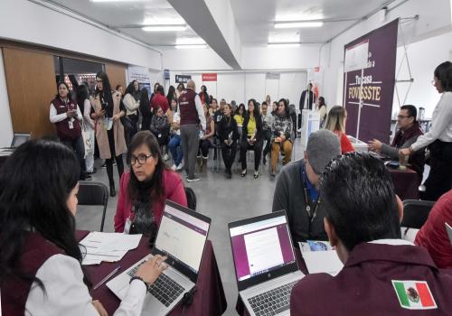 Personal visitó los distintos módulos de la feria para recibir orientación.