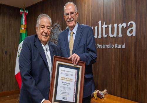 Juan Gay Gutiérrez recibe el Premio Nacional de Sanidad Animal 2025 por más de cinco décadas de servicio y liderazgo en la defensa del patrimonio pecuario de México Juan Gay Gutiérrez recibe el Premio Nacional de Sanidad Animal 2025 por más de cinco décadas de servicio y liderazgo en la defensa del patrimonio pecuario de México