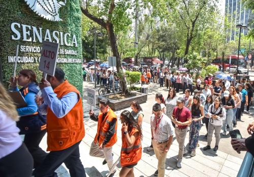 Senasica participó en el Simulacro Nacional 2026, evacuando ordenadamente a 944 personas en su edificio de 20 pisos en poco más de 15 minutos, evaluando su capacidad de respuesta ante un sismo mayor.