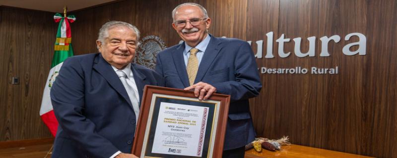 Juan Gay Gutiérrez recibe el Premio Nacional de Sanidad Animal 2025 por más de cinco décadas de servicio y liderazgo en la defensa del patrimonio pecuario de México