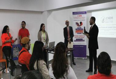 El mensaje central del evento enfatiza que el acoso y el abuso sexual no son conductas normales, sino expresiones de violencia